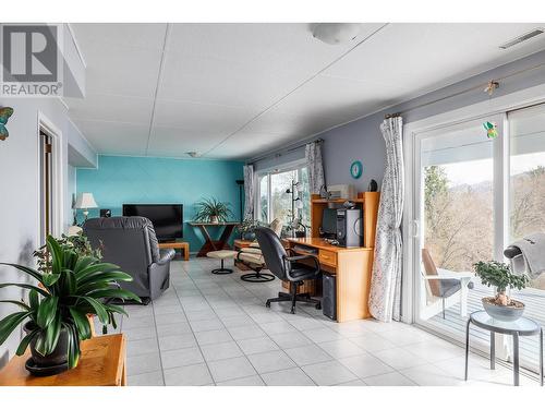 6335 Topham Place, Peachland, BC - Indoor