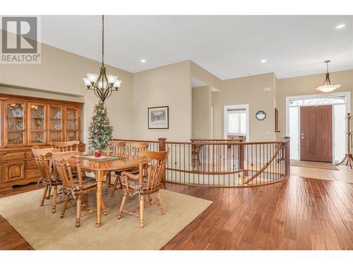 588 Harrogate Lane Unit# 17, Kelowna, BC - Indoor Photo Showing Dining Room