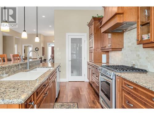 588 Harrogate Lane Unit# 17, Kelowna, BC - Indoor Photo Showing Kitchen With Double Sink With Upgraded Kitchen