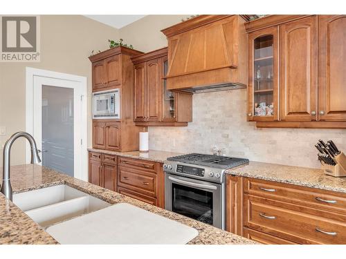 588 Harrogate Lane Unit# 17, Kelowna, BC - Indoor Photo Showing Kitchen With Double Sink With Upgraded Kitchen