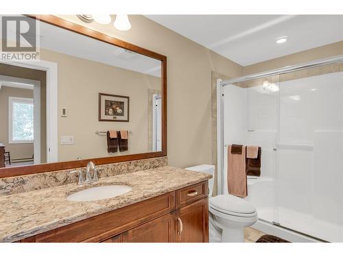 588 Harrogate Lane Unit# 17, Kelowna, BC - Indoor Photo Showing Bathroom