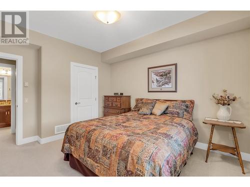 588 Harrogate Lane Unit# 17, Kelowna, BC - Indoor Photo Showing Bedroom