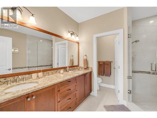 588 Harrogate Lane Unit# 17, Kelowna, BC - Indoor Photo Showing Bathroom