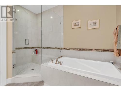 588 Harrogate Lane Unit# 17, Kelowna, BC - Indoor Photo Showing Bathroom