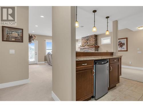 588 Harrogate Lane Unit# 17, Kelowna, BC - Indoor Photo Showing Kitchen