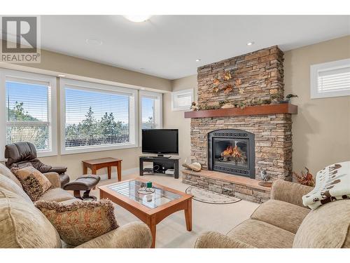 588 Harrogate Lane Unit# 17, Kelowna, BC - Indoor Photo Showing Living Room With Fireplace