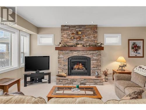 588 Harrogate Lane Unit# 17, Kelowna, BC - Indoor Photo Showing Living Room With Fireplace