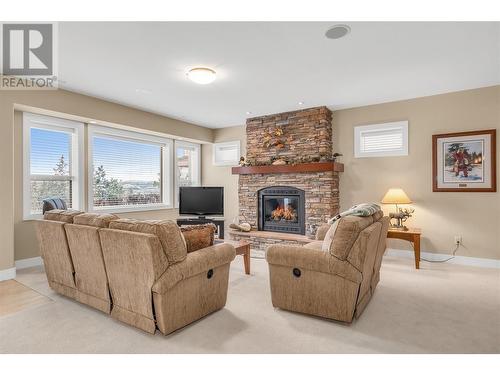 588 Harrogate Lane Unit# 17, Kelowna, BC - Indoor Photo Showing Living Room With Fireplace