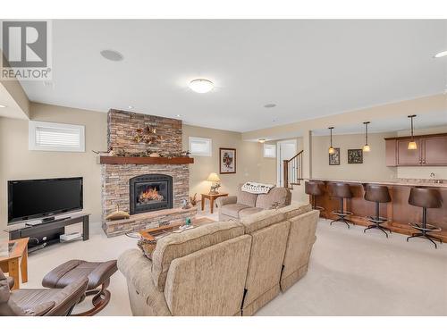 588 Harrogate Lane Unit# 17, Kelowna, BC - Indoor Photo Showing Living Room With Fireplace