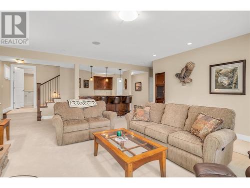 588 Harrogate Lane Unit# 17, Kelowna, BC - Indoor Photo Showing Living Room