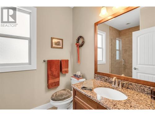 588 Harrogate Lane Unit# 17, Kelowna, BC - Indoor Photo Showing Bathroom