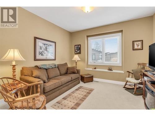 588 Harrogate Lane Unit# 17, Kelowna, BC - Indoor Photo Showing Living Room