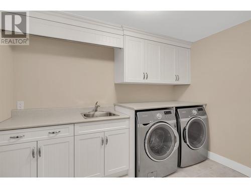 588 Harrogate Lane Unit# 17, Kelowna, BC - Indoor Photo Showing Laundry Room