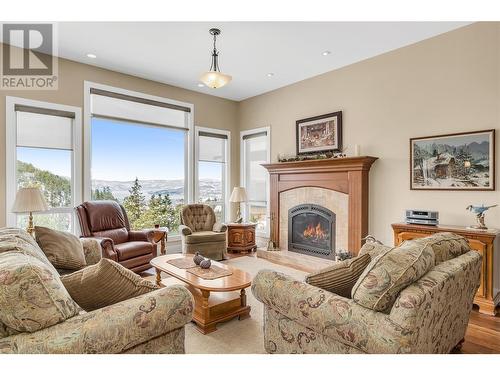 588 Harrogate Lane Unit# 17, Kelowna, BC - Indoor Photo Showing Living Room With Fireplace