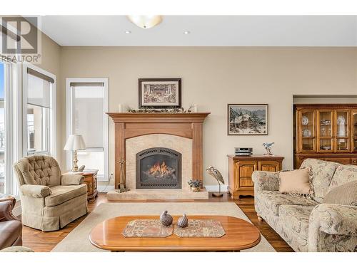 588 Harrogate Lane Unit# 17, Kelowna, BC - Indoor Photo Showing Living Room With Fireplace