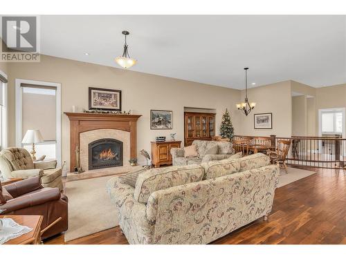 588 Harrogate Lane Unit# 17, Kelowna, BC - Indoor Photo Showing Living Room With Fireplace