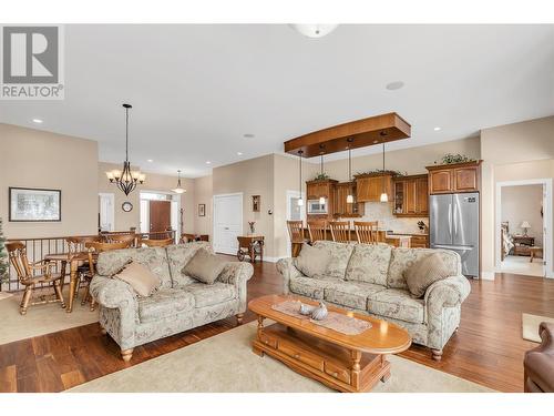 588 Harrogate Lane Unit# 17, Kelowna, BC - Indoor Photo Showing Living Room