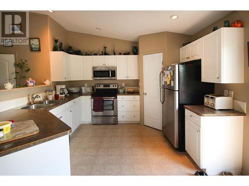 1315 104 Avenue, Dawson Creek, BC - Indoor Photo Showing Kitchen With Double Sink