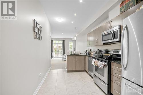 289 Everest Private Unit#D, Ottawa, ON - Indoor Photo Showing Kitchen With Upgraded Kitchen