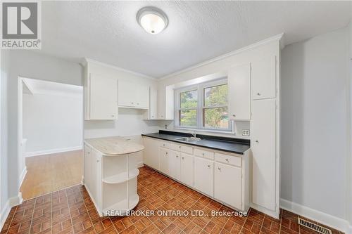 13 Ravina Court, Hamilton (Ancaster), ON - Indoor Photo Showing Kitchen