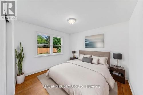 13 Ravina Court, Hamilton (Ancaster), ON - Indoor Photo Showing Bedroom