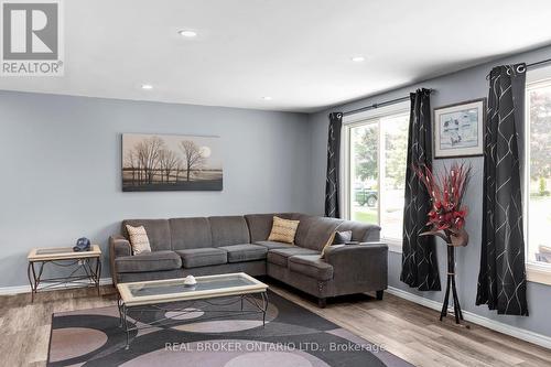 204 Camilla Crescent, Essa (Thornton), ON - Indoor Photo Showing Living Room