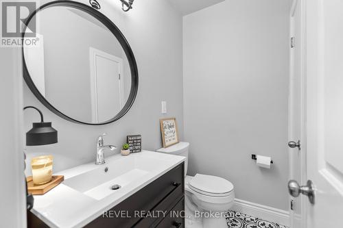 7100 Waterloo Drive, Niagara Falls, ON - Indoor Photo Showing Bathroom