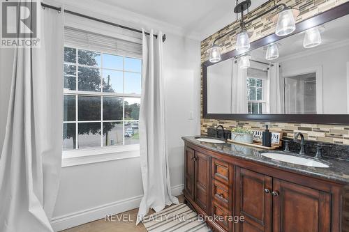 7100 Waterloo Drive, Niagara Falls, ON - Indoor Photo Showing Bathroom