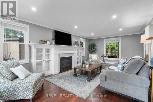 7100 Waterloo Drive, Niagara Falls, ON - Indoor Photo Showing Living Room With Fireplace