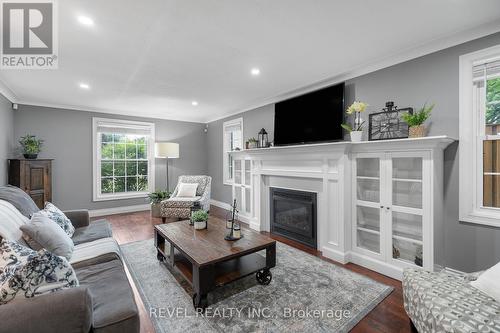 7100 Waterloo Drive, Niagara Falls, ON - Indoor Photo Showing Living Room With Fireplace