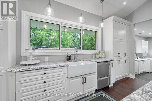 7100 Waterloo Drive, Niagara Falls, ON - Indoor Photo Showing Kitchen With Upgraded Kitchen