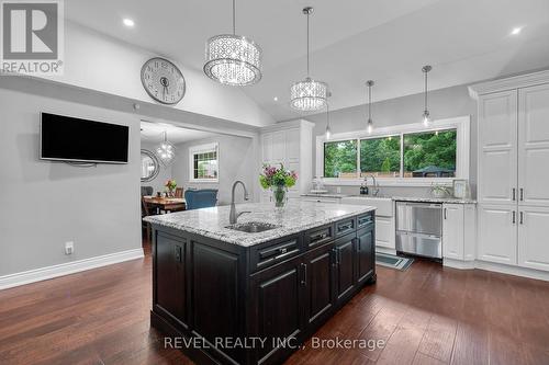 7100 Waterloo Drive, Niagara Falls, ON - Indoor Photo Showing Kitchen