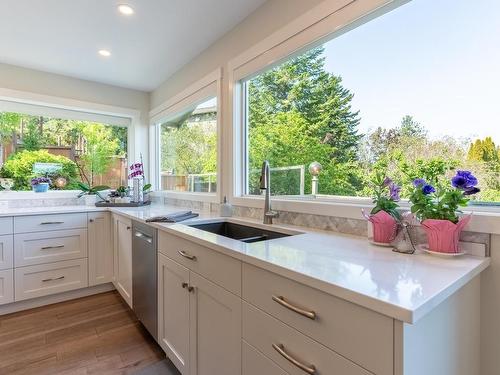 1425 Rose Hill Road, Kamloops, BC - Indoor Photo Showing Kitchen With Double Sink