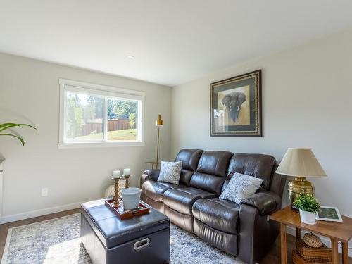 1425 Rose Hill Road, Kamloops, BC - Indoor Photo Showing Living Room