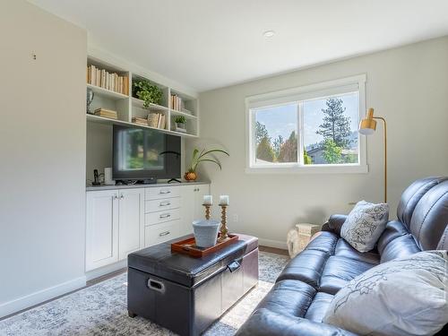 1425 Rose Hill Road, Kamloops, BC - Indoor Photo Showing Living Room