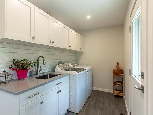 1425 Rose Hill Road, Kamloops, BC - Indoor Photo Showing Laundry Room