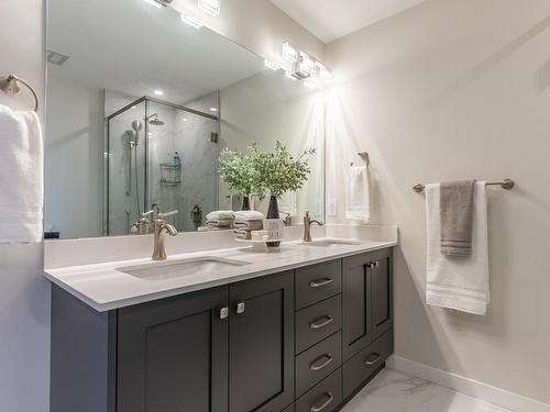 1425 Rose Hill Road, Kamloops, BC - Indoor Photo Showing Bathroom