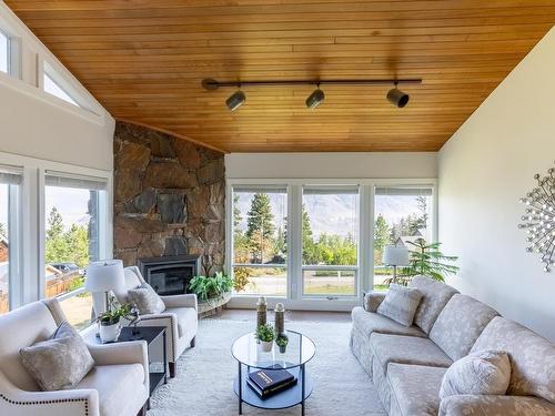 1425 Rose Hill Road, Kamloops, BC - Indoor Photo Showing Living Room With Fireplace