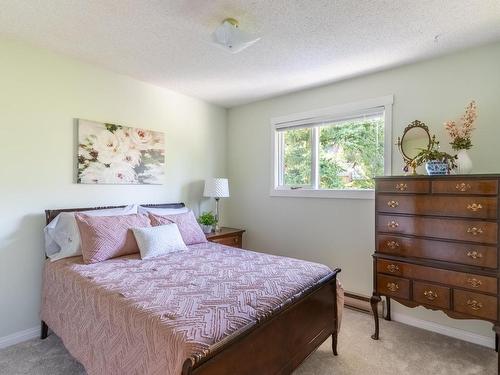 1425 Rose Hill Road, Kamloops, BC - Indoor Photo Showing Bedroom