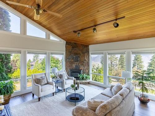 1425 Rose Hill Road, Kamloops, BC - Indoor Photo Showing Living Room With Fireplace