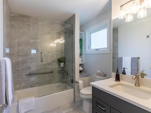 1425 Rose Hill Road, Kamloops, BC - Indoor Photo Showing Bathroom