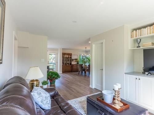 1425 Rose Hill Road, Kamloops, BC - Indoor Photo Showing Living Room