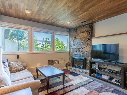 1425 Rose Hill Road, Kamloops, BC - Indoor Photo Showing Living Room With Fireplace