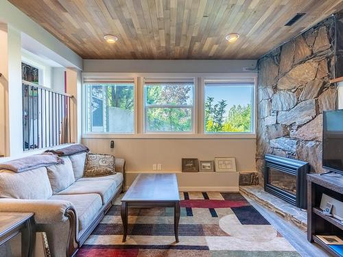 1425 Rose Hill Road, Kamloops, BC - Indoor Photo Showing Living Room With Fireplace