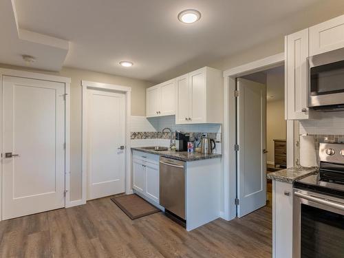 1425 Rose Hill Road, Kamloops, BC - Indoor Photo Showing Kitchen With Double Sink