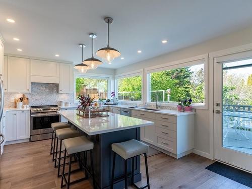 1425 Rose Hill Road, Kamloops, BC - Indoor Photo Showing Kitchen With Upgraded Kitchen