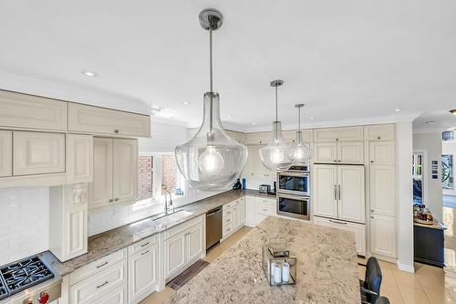 59 Onyx Court, Hamilton, ON - Indoor Photo Showing Kitchen With Upgraded Kitchen