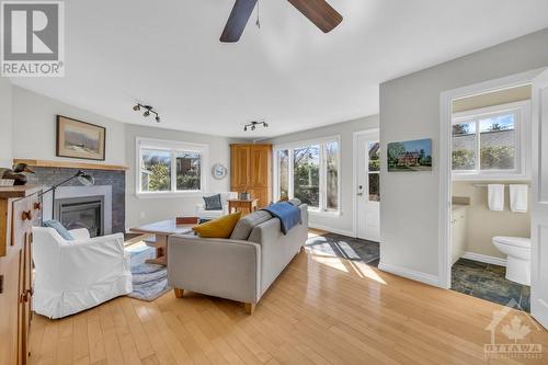 655 Mansfield Avenue, Ottawa, ON - Indoor Photo Showing Living Room With Fireplace