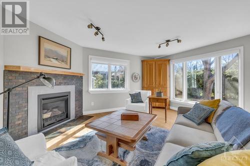 655 Mansfield Avenue, Ottawa, ON - Indoor Photo Showing Living Room With Fireplace