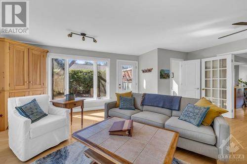 655 Mansfield Avenue, Ottawa, ON - Indoor Photo Showing Living Room